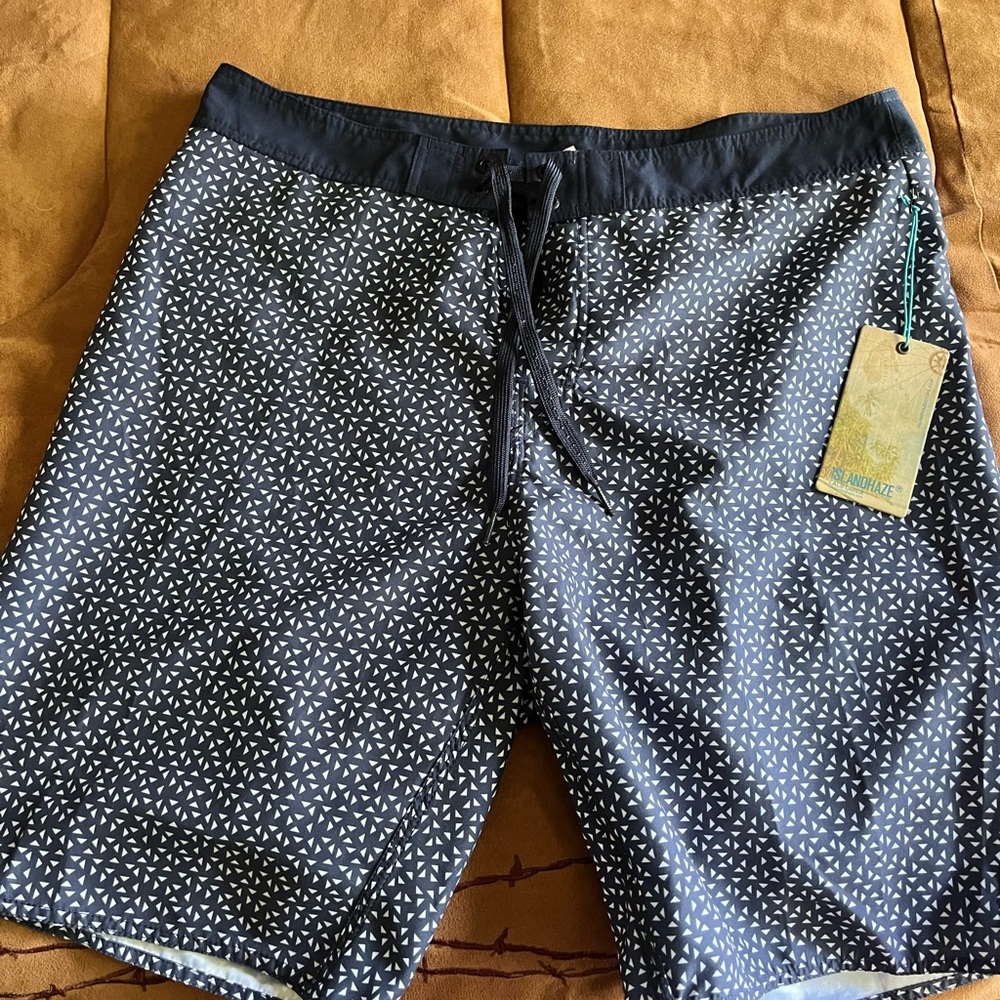 NWT Men’s Island Haze Navy Boardshorts with tie! Size XL